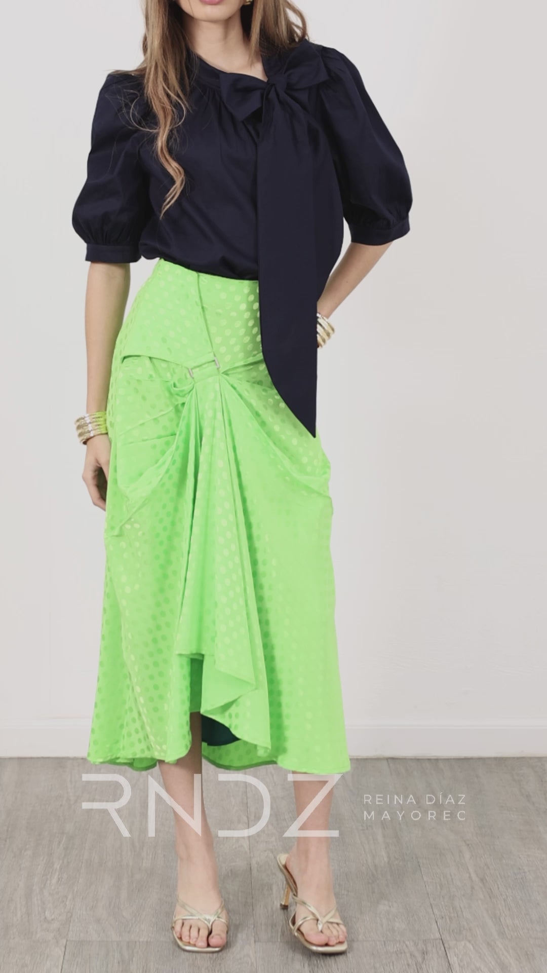 Blusa elegante con moño y manga abullonada