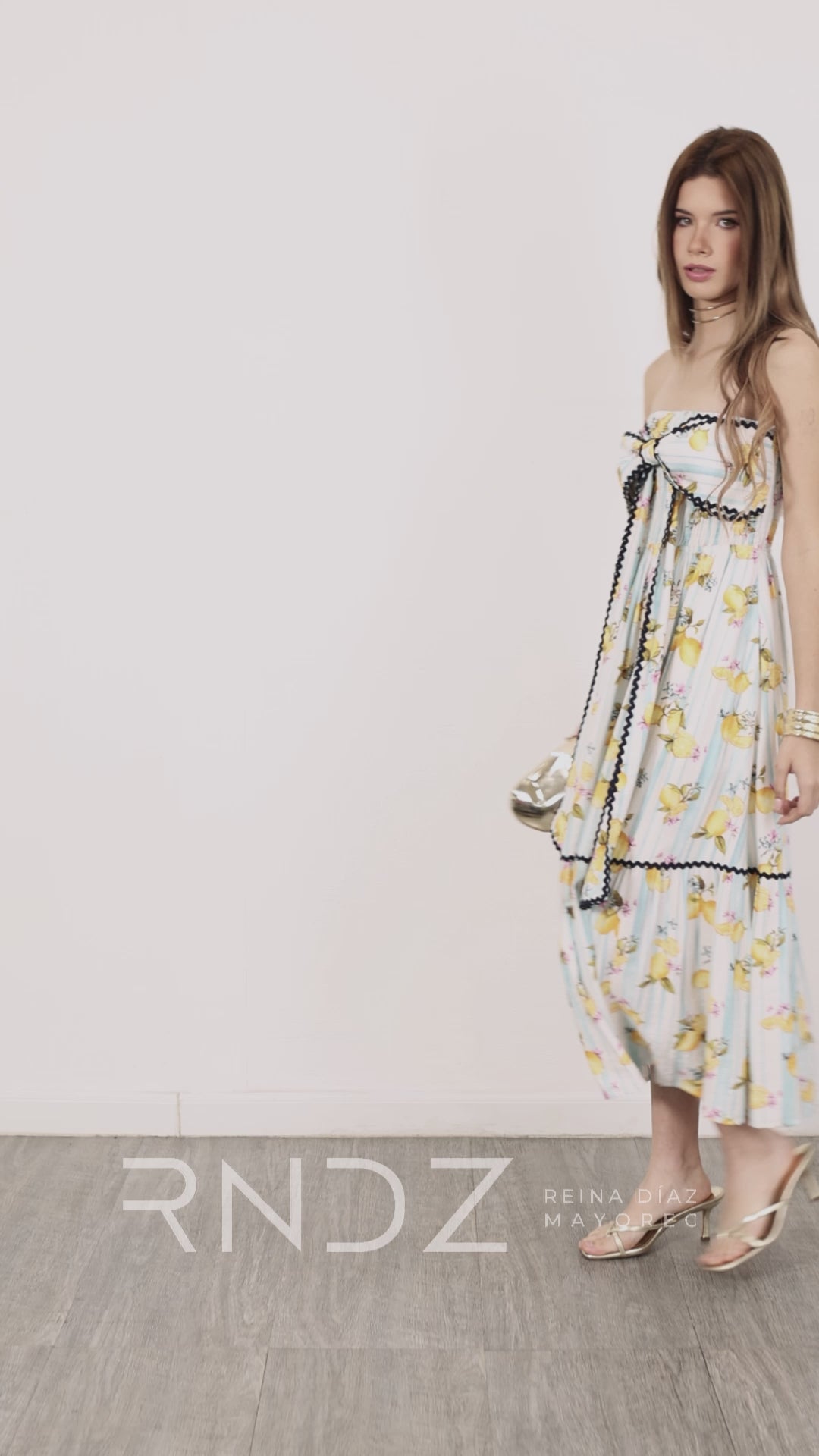 Vestido strapless con moño