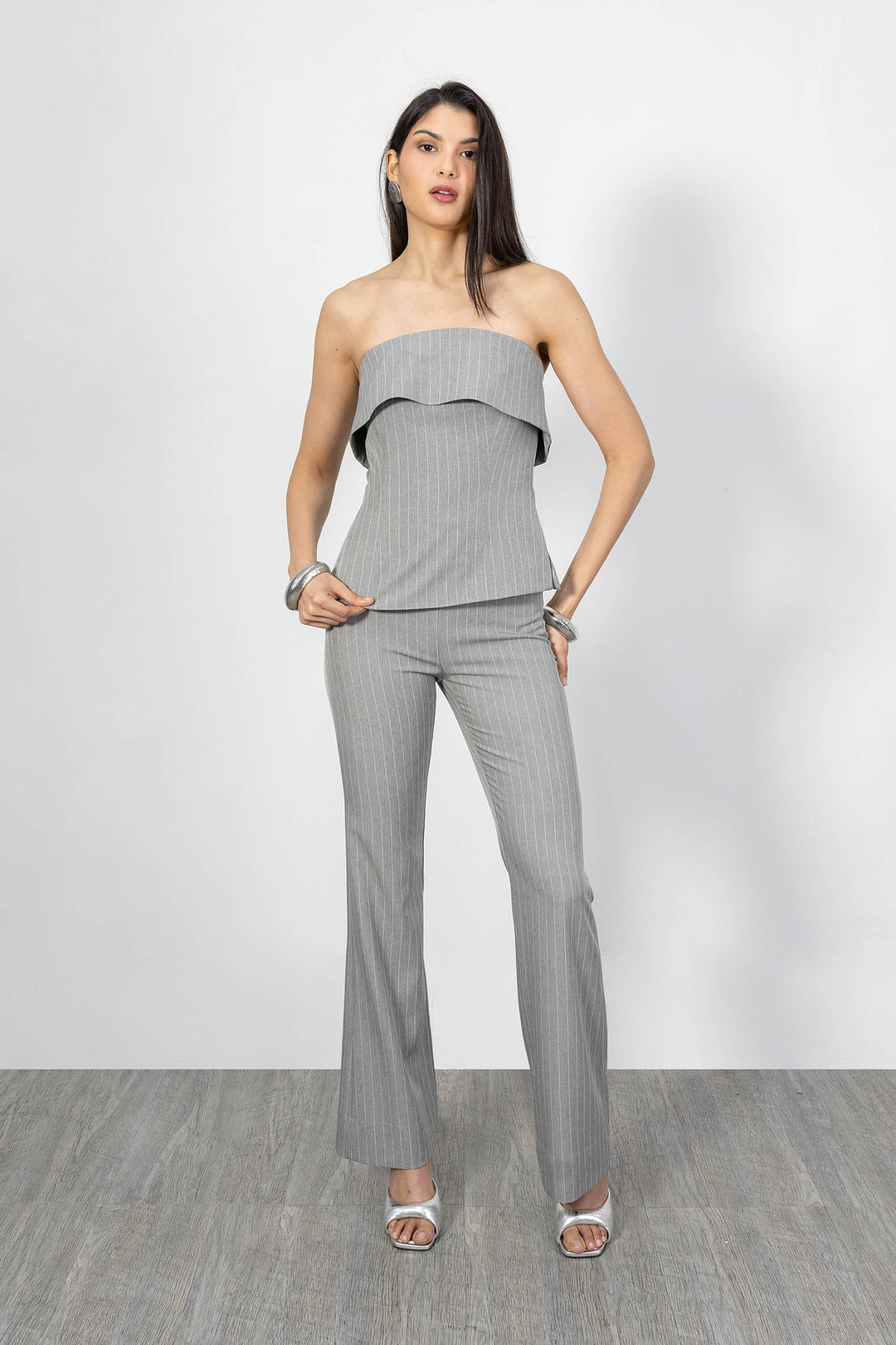 Top strapless con líneas finas