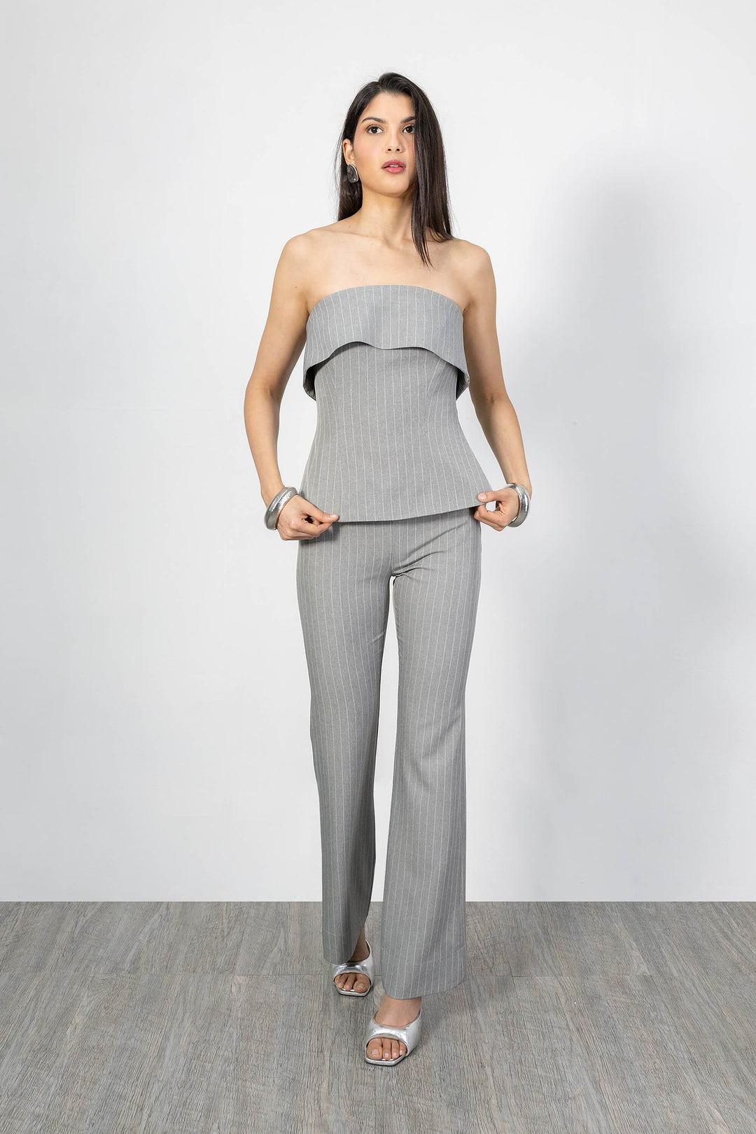 Top strapless con líneas finas