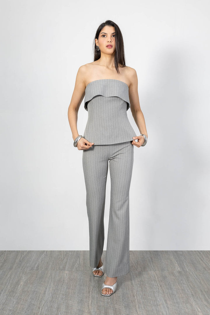 Top strapless con líneas finas