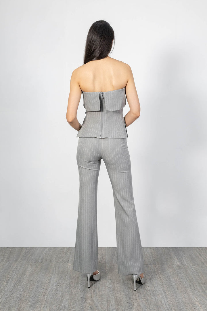 Top strapless con líneas finas