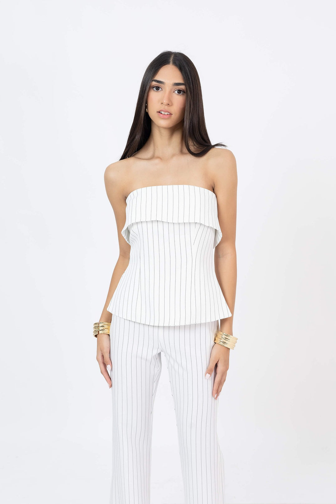 Top strapless con líneas finas