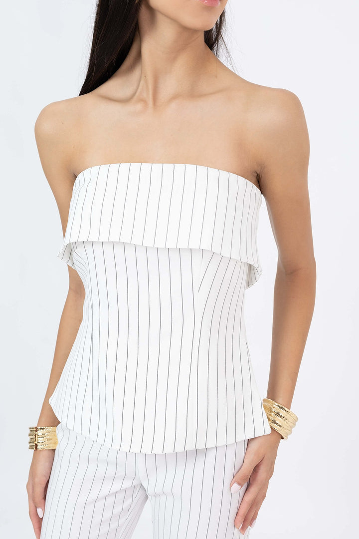 Top strapless con líneas finas