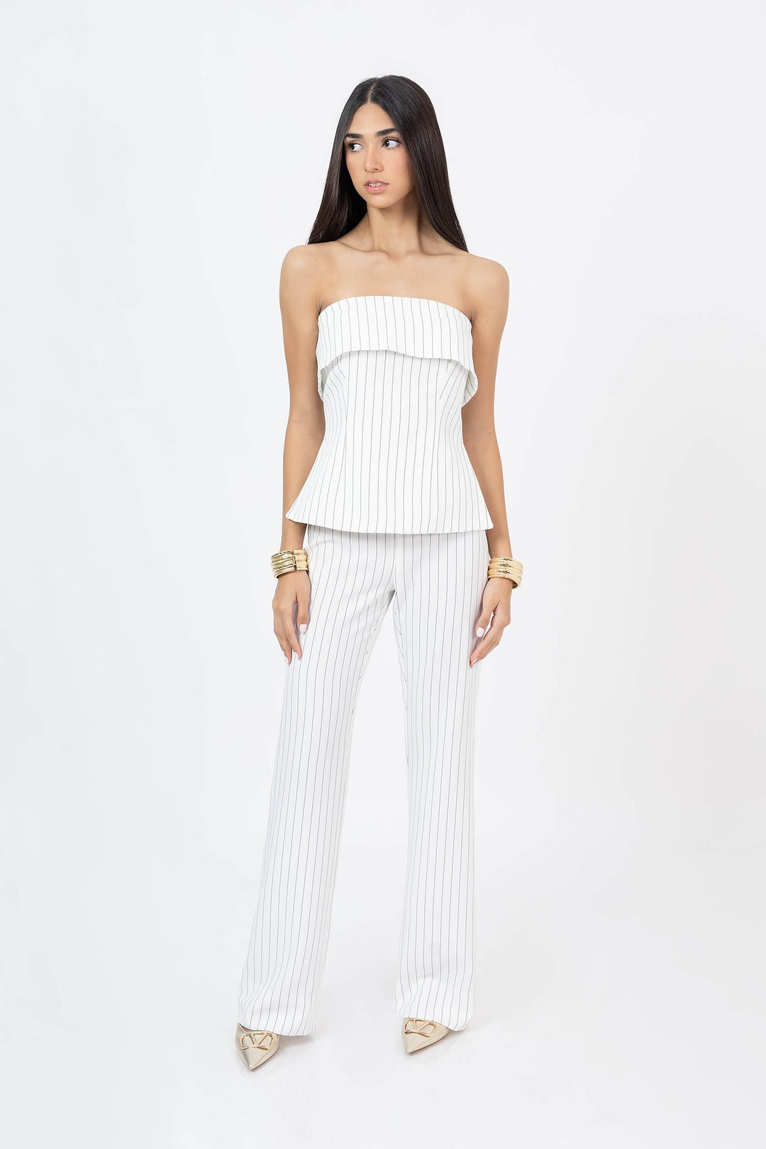 Top strapless con líneas finas