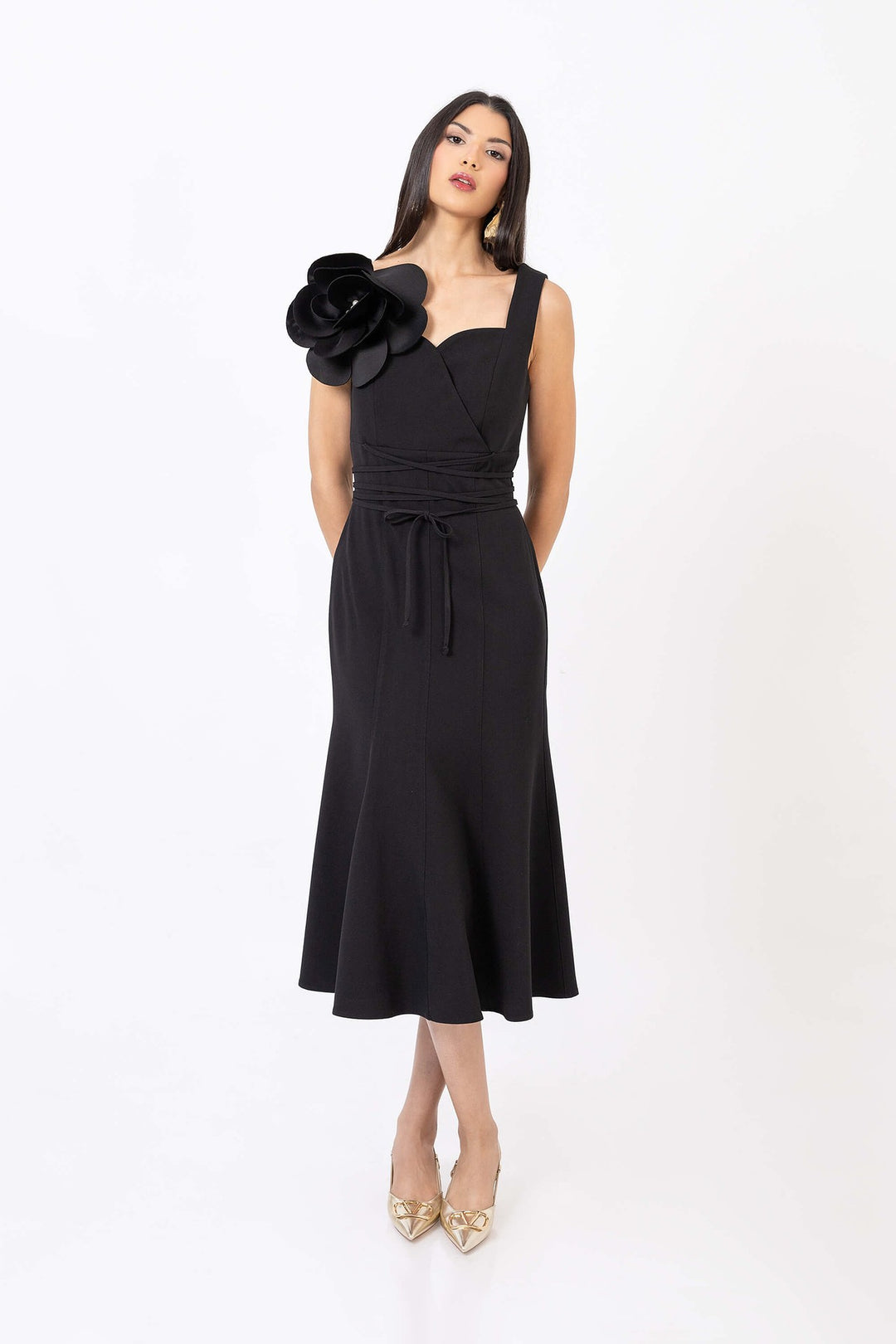 Vestido midi con flor escultural