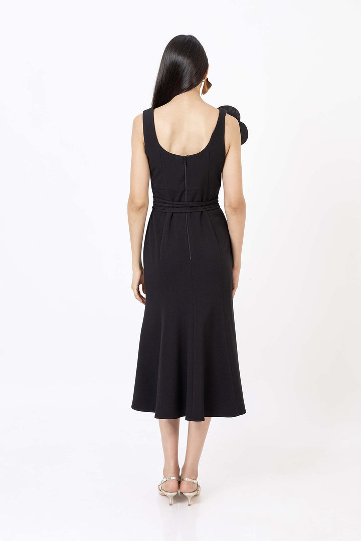 Vestido midi con flor escultural