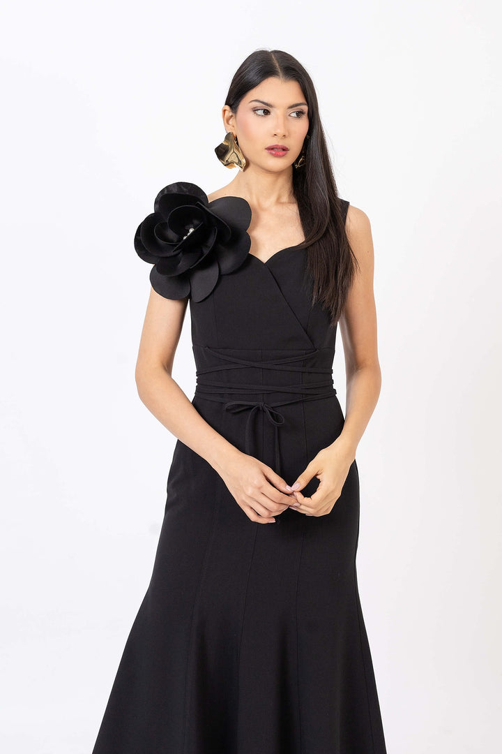 Vestido midi con flor escultural