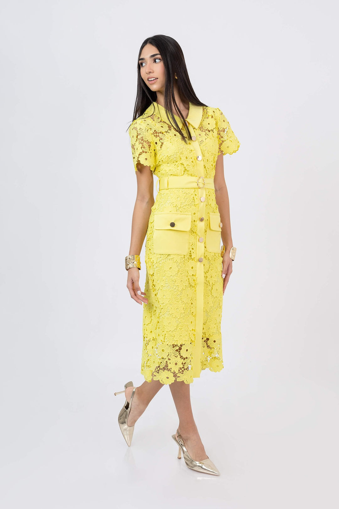 Vestido midi de encaje con cinturón