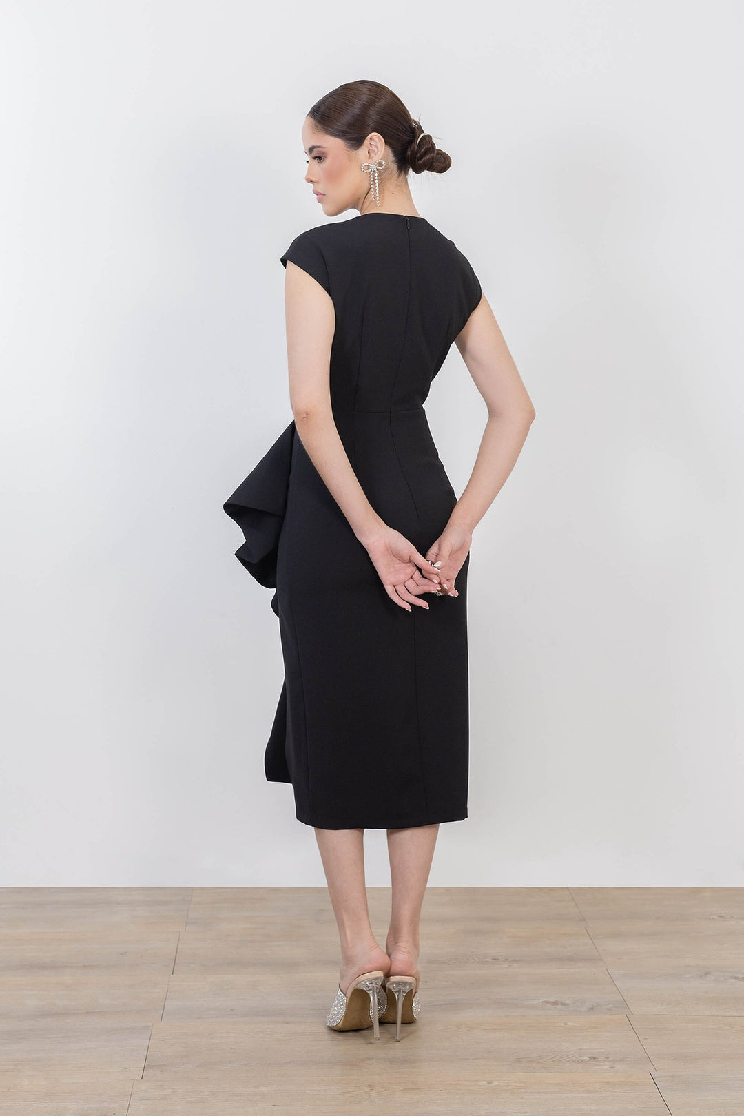 Vestido midi con drapeado y broches joya