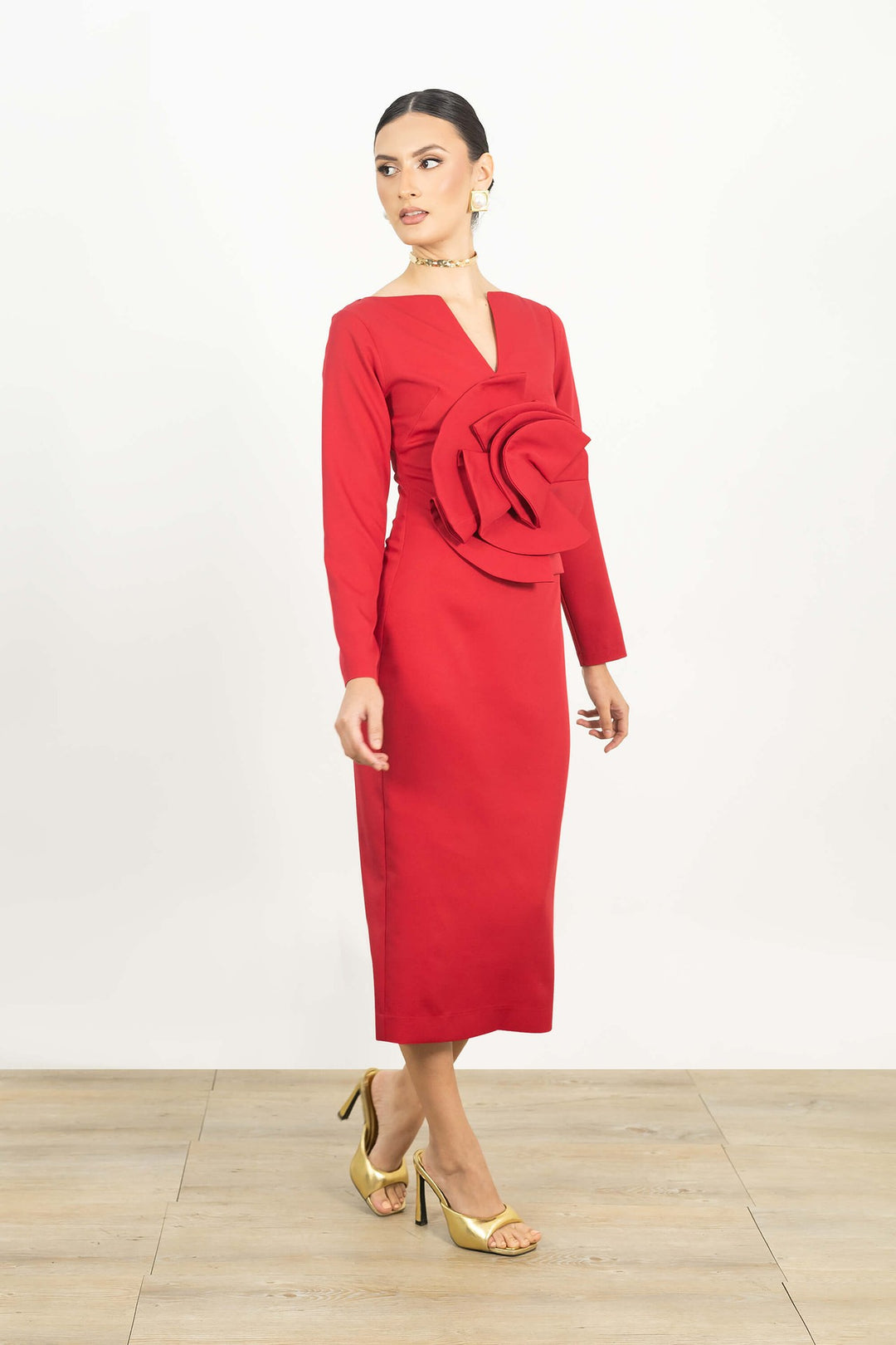 Vestido midi con flor estructural y manga larga