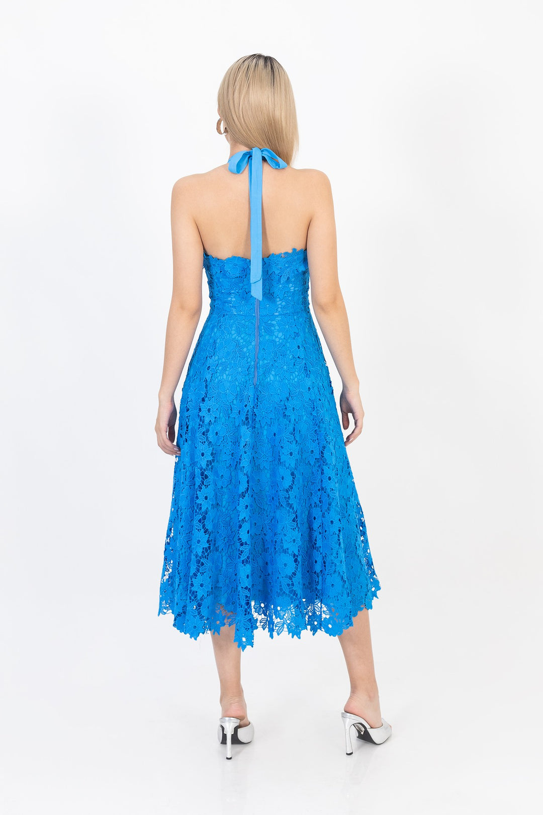 Vestido midi de encaje con escote halter