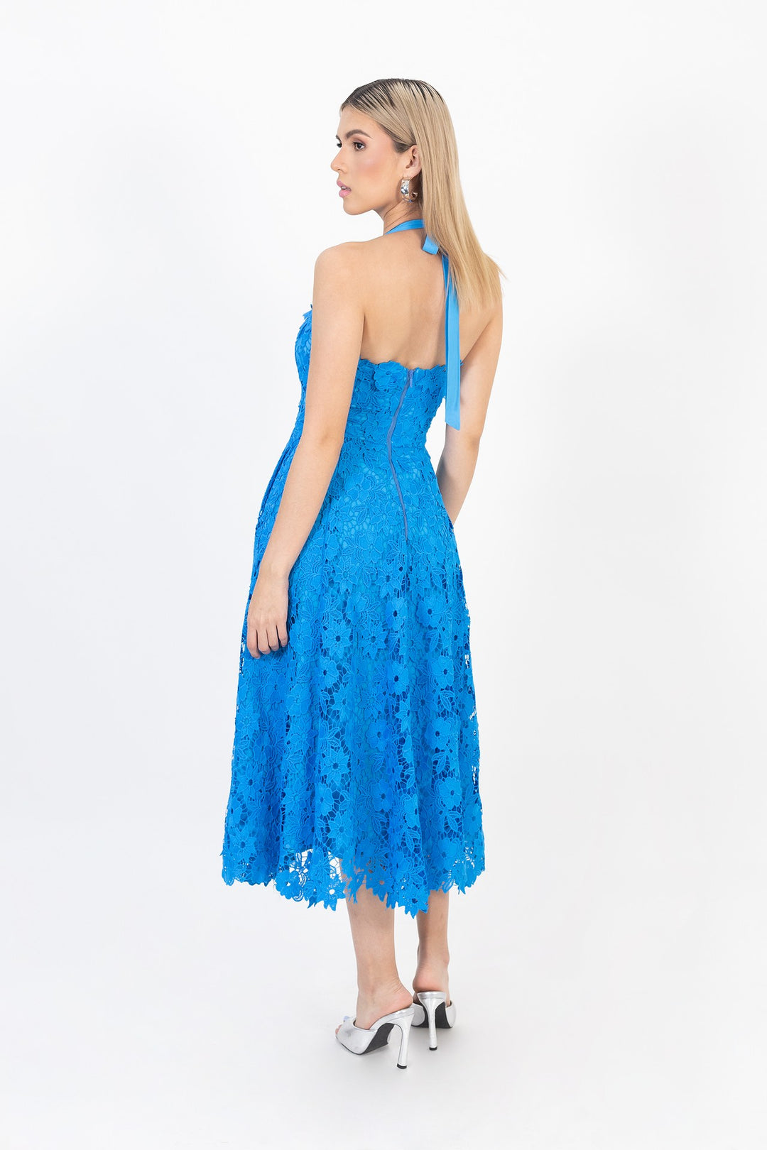 Vestido midi de encaje con escote halter