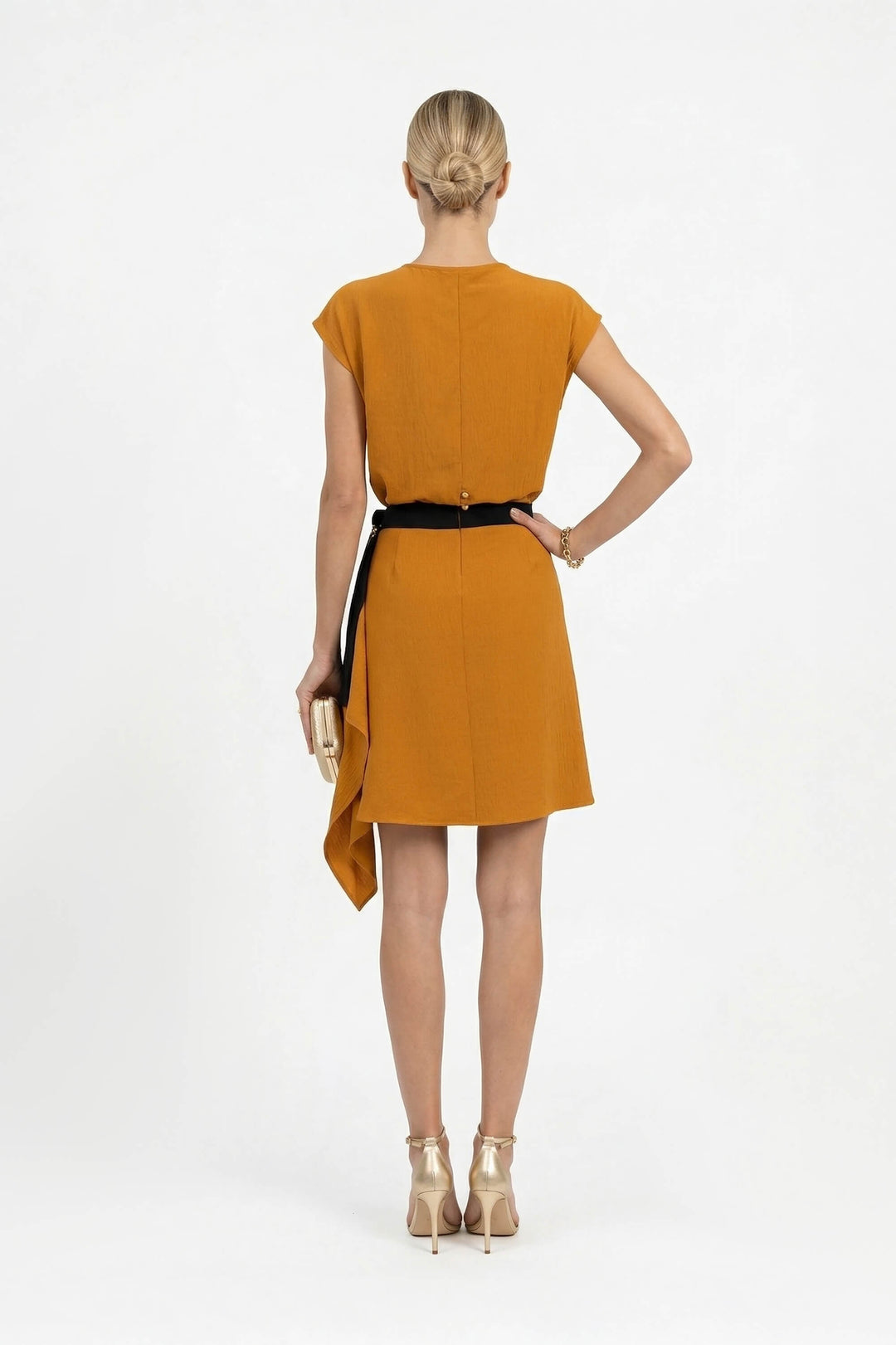 Vestido Asimétrico con Cadena