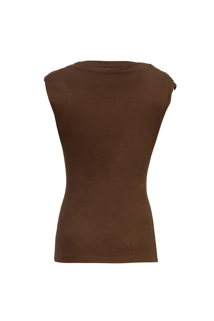 Blusa con drapeado lateral y broche dorado