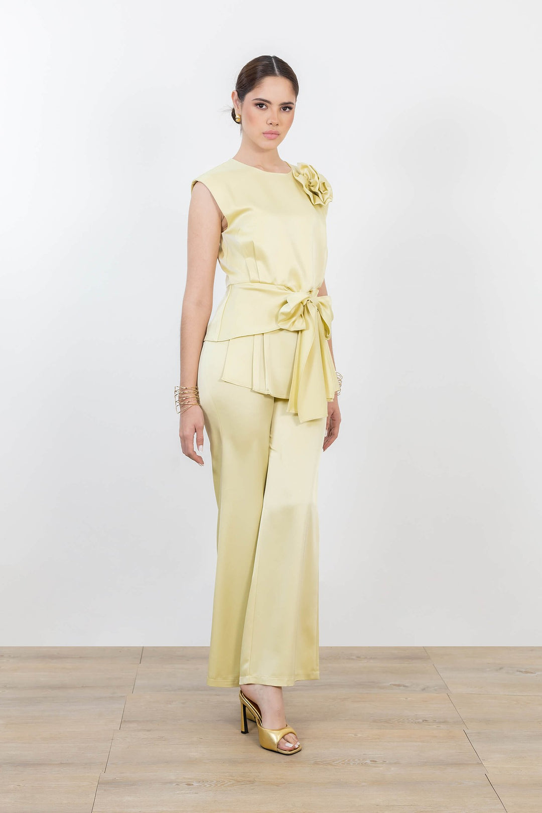 Blusa elegante con flor y moño