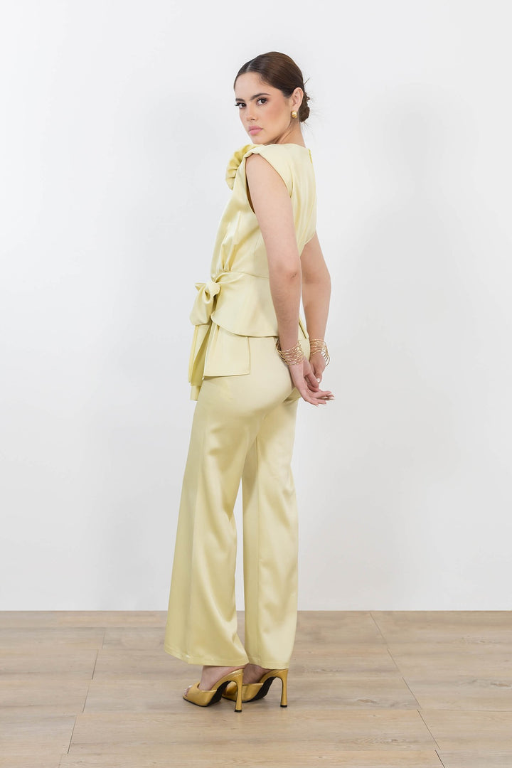 Blusa elegante con flor y moño