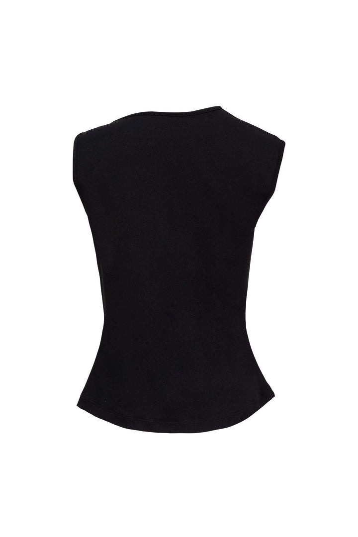 Top asimétrico con detalle metálico