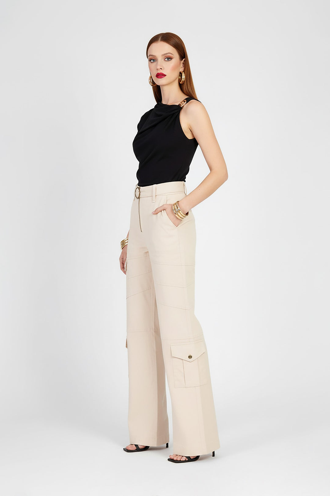 Top asimétrico con detalle metálico