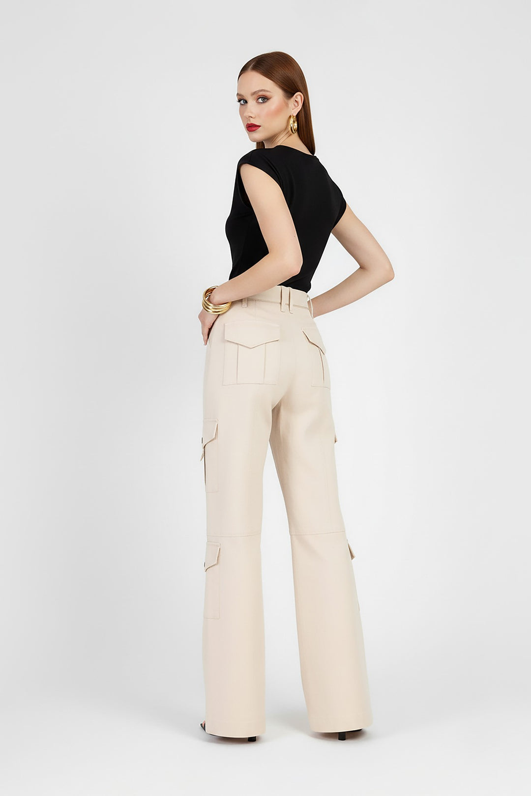 Top asimétrico con detalle metálico