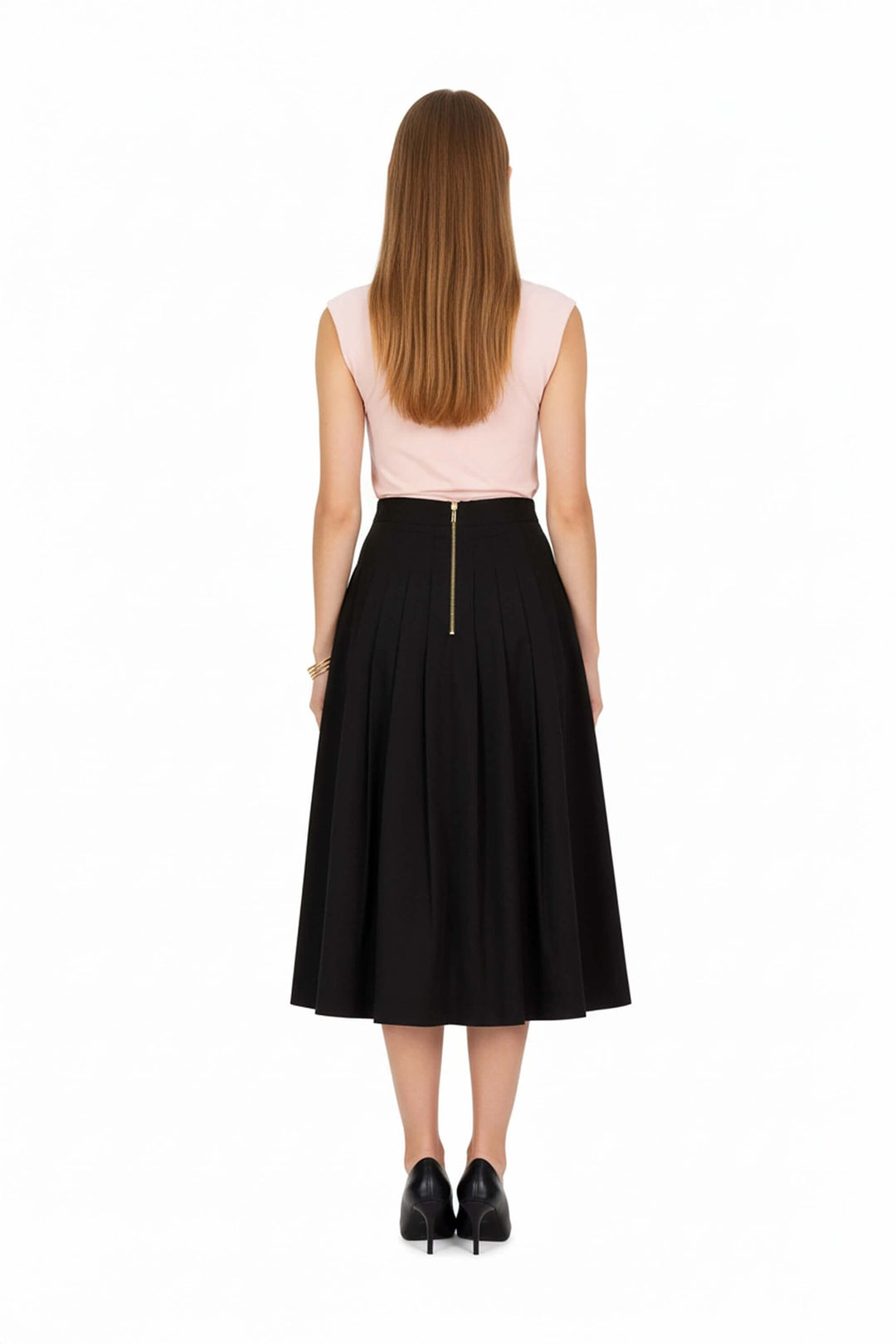 Top asimétrico con detalle metálico