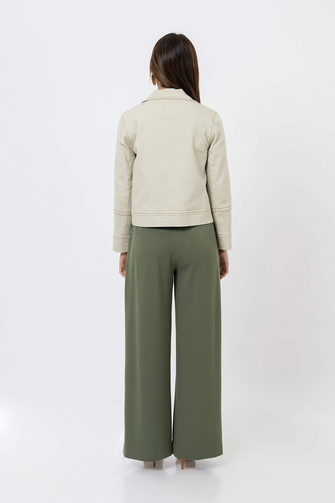 Chamarra con costuras en contraste