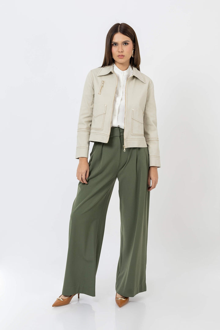 Chamarra con costuras en contraste