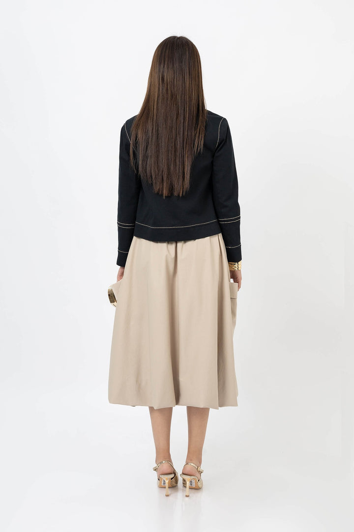 Chamarra con costuras en contraste