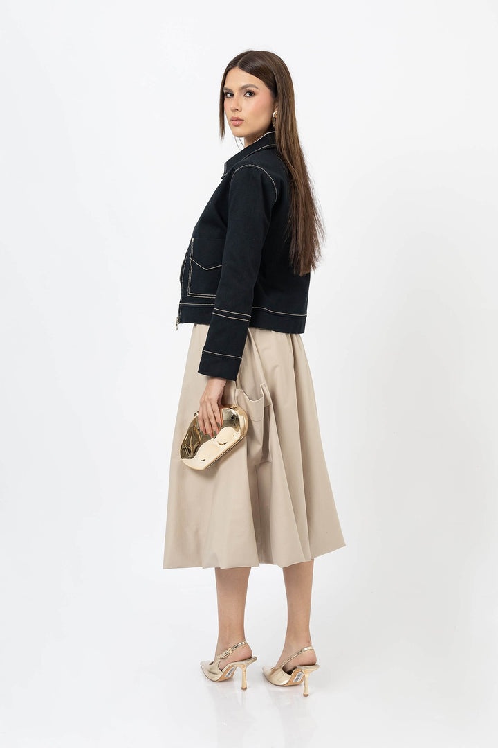 Chamarra con costuras en contraste