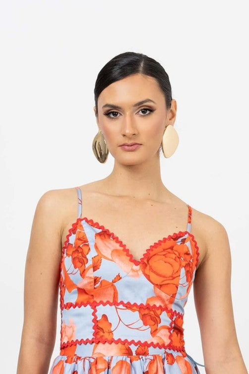 Top estampado con vivos en contraste