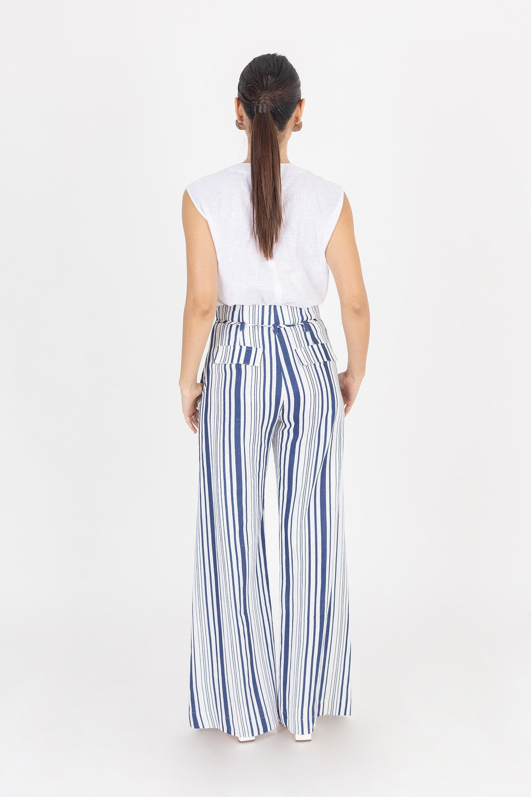 Blusa sin mangas tipo cargo de lino