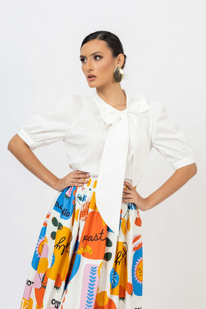 Blusa elegante con moño y manga abullonada