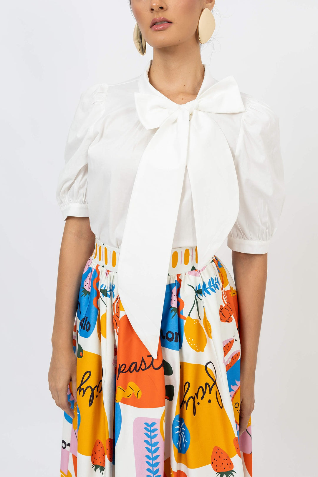 Blusa elegante con moño y manga abullonada