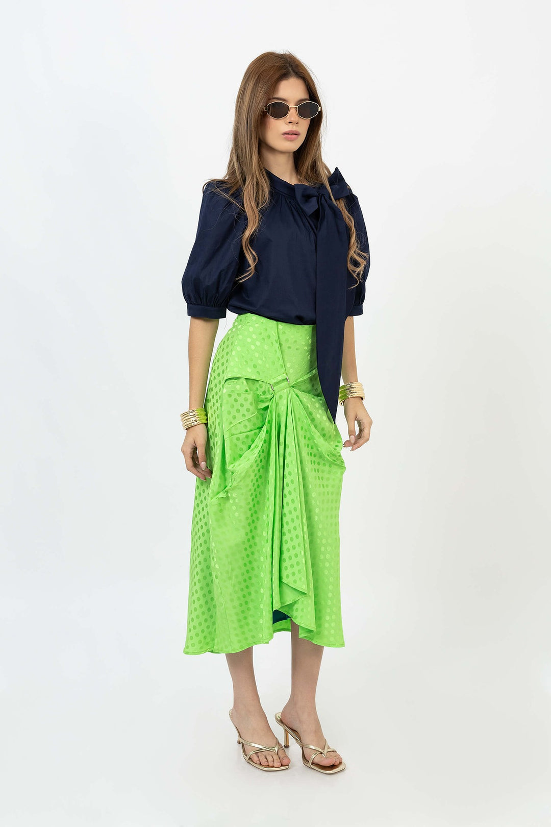 Blusa elegante con moño y manga abullonada