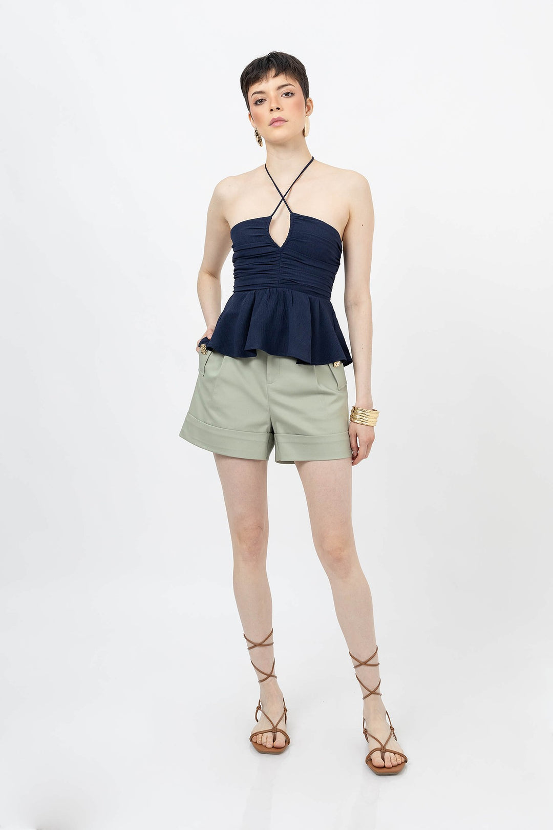 Blusa halter con fruncido y silueta peplum