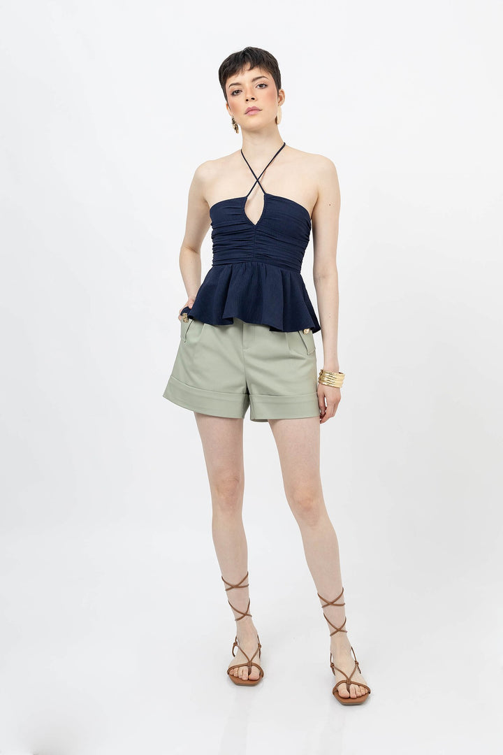 Blusa halter con fruncido y silueta peplum