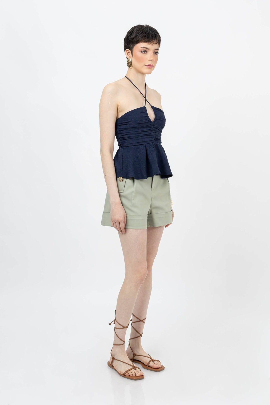 Blusa halter con fruncido y silueta peplum