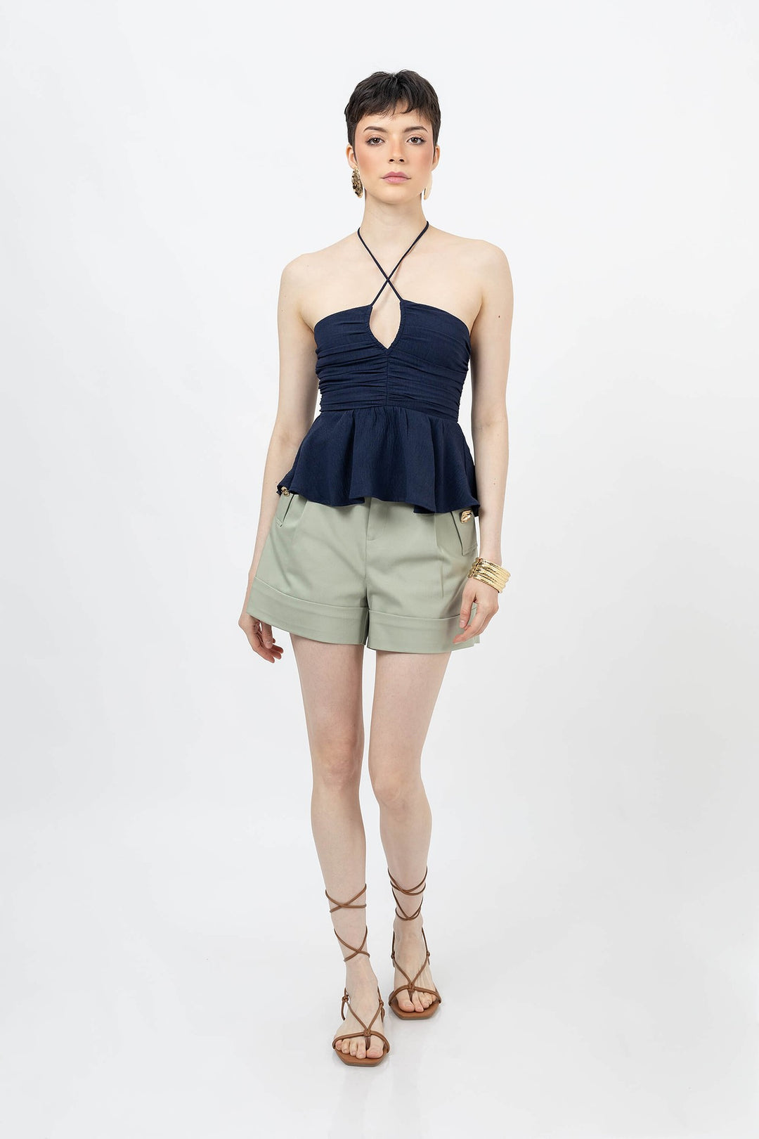 Blusa halter con fruncido y silueta peplum