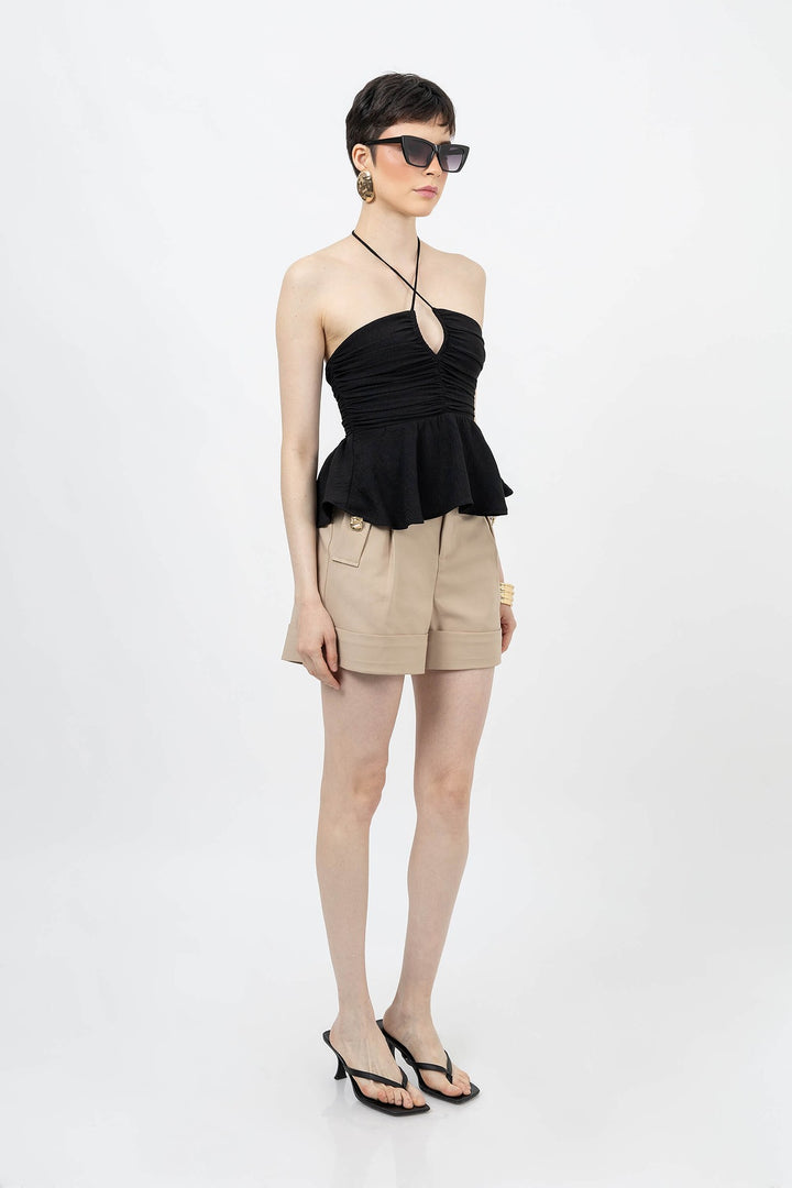 Blusa halter con fruncido y silueta peplum