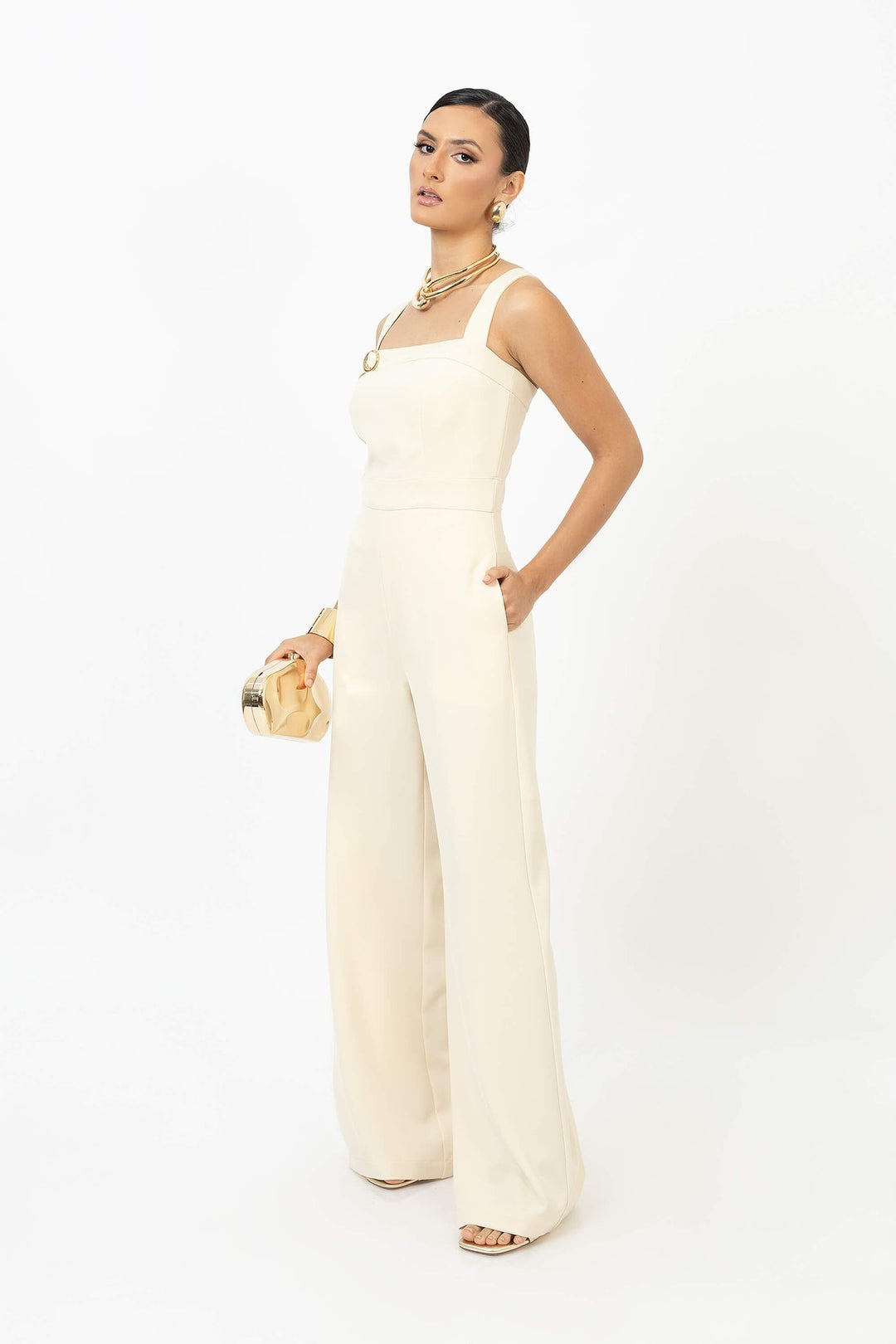 Jumpsuit elegante con tirantes anchos y hebilla