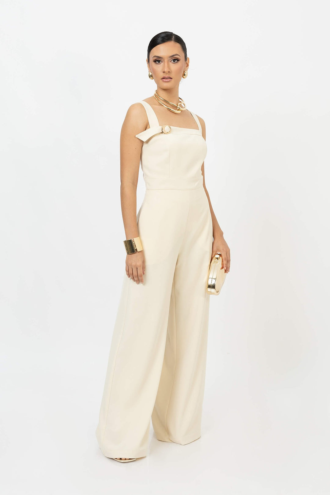 Jumpsuit elegante con tirantes anchos y hebilla