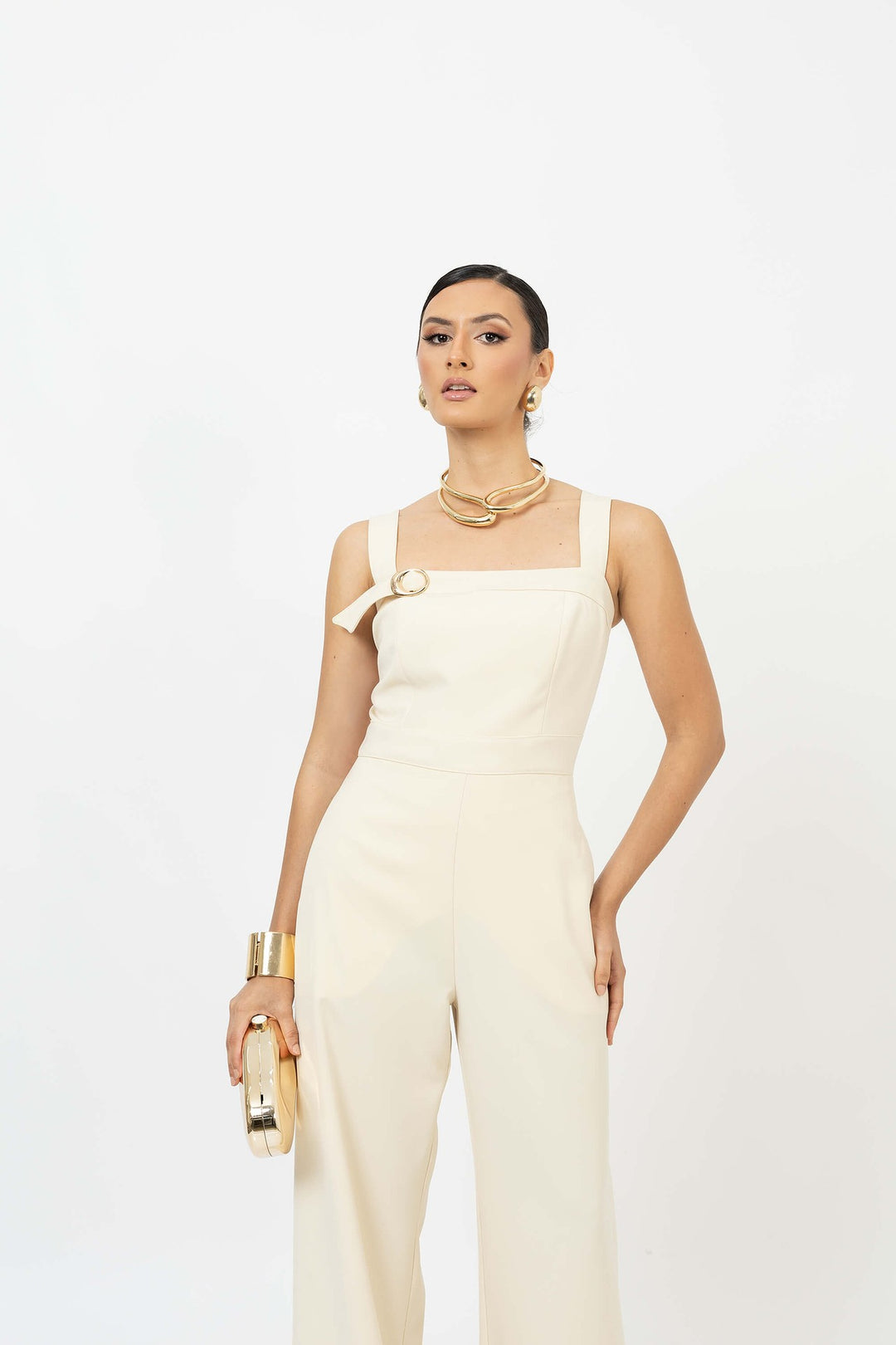 Jumpsuit elegante con tirantes anchos y hebilla