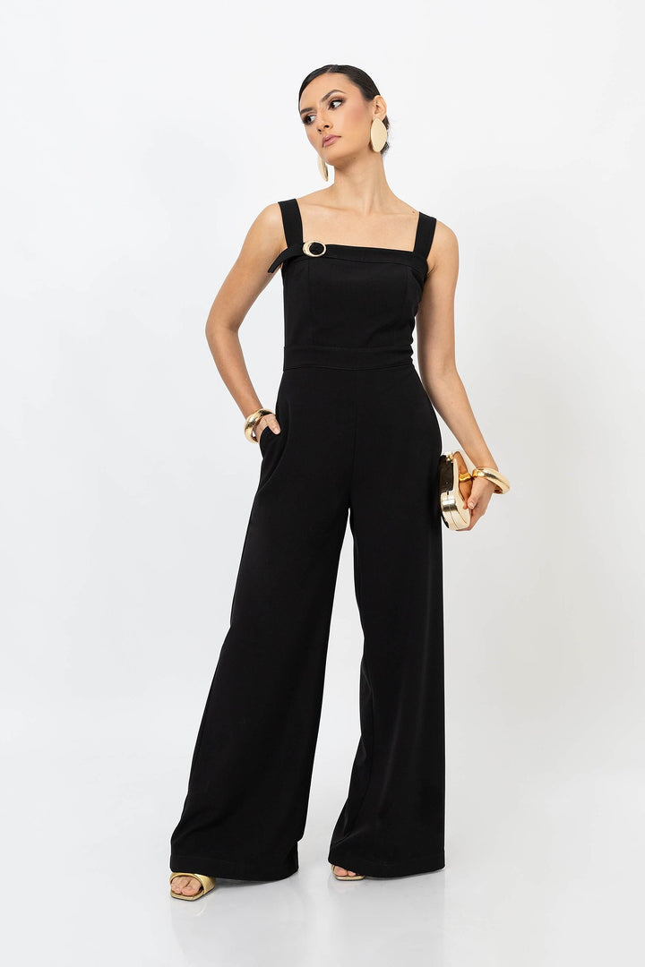 Jumpsuit elegante con tirantes anchos y hebilla