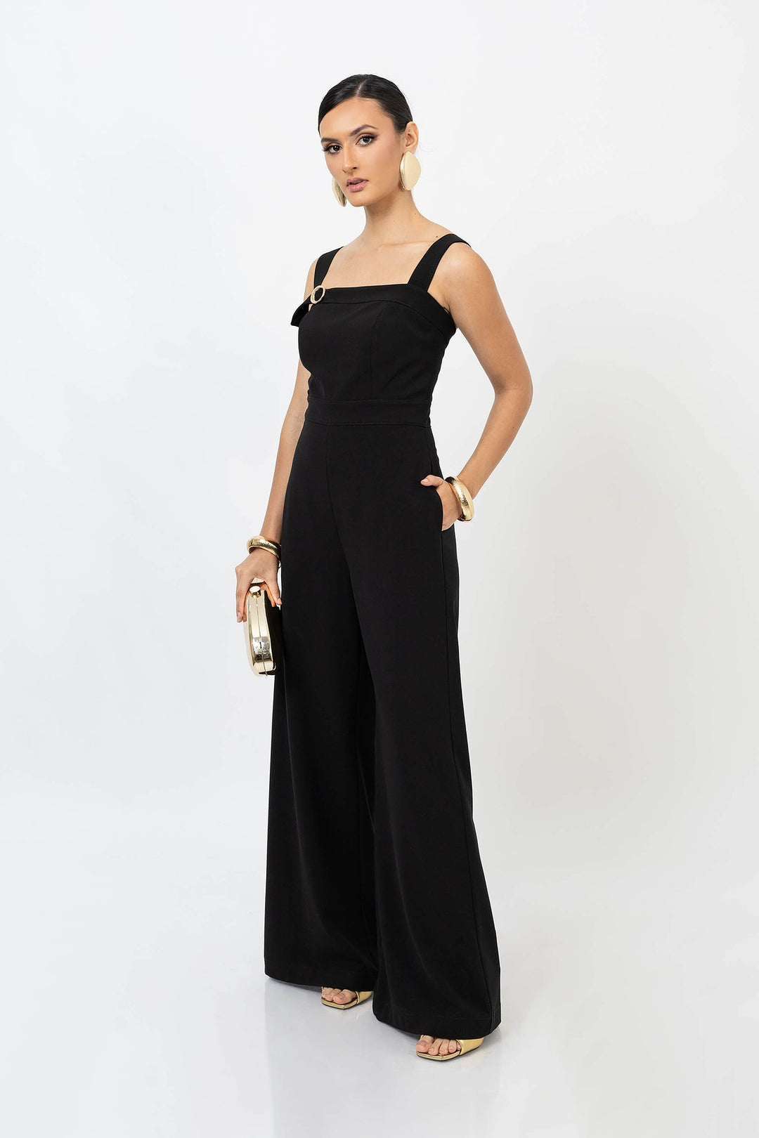 Jumpsuit elegante con tirantes anchos y hebilla