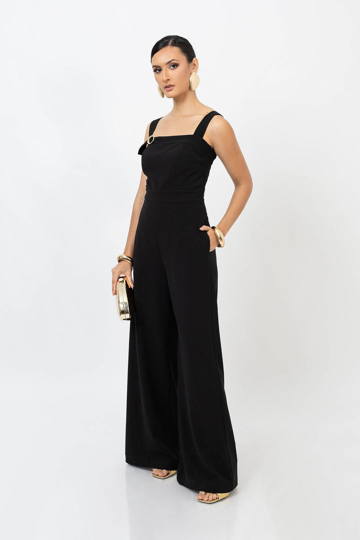 Jumpsuit elegante con tirantes anchos y hebilla