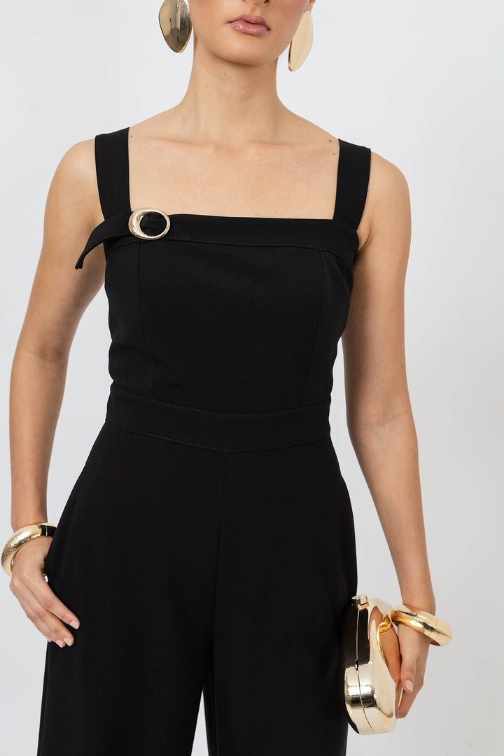 Jumpsuit elegante con tirantes anchos y hebilla