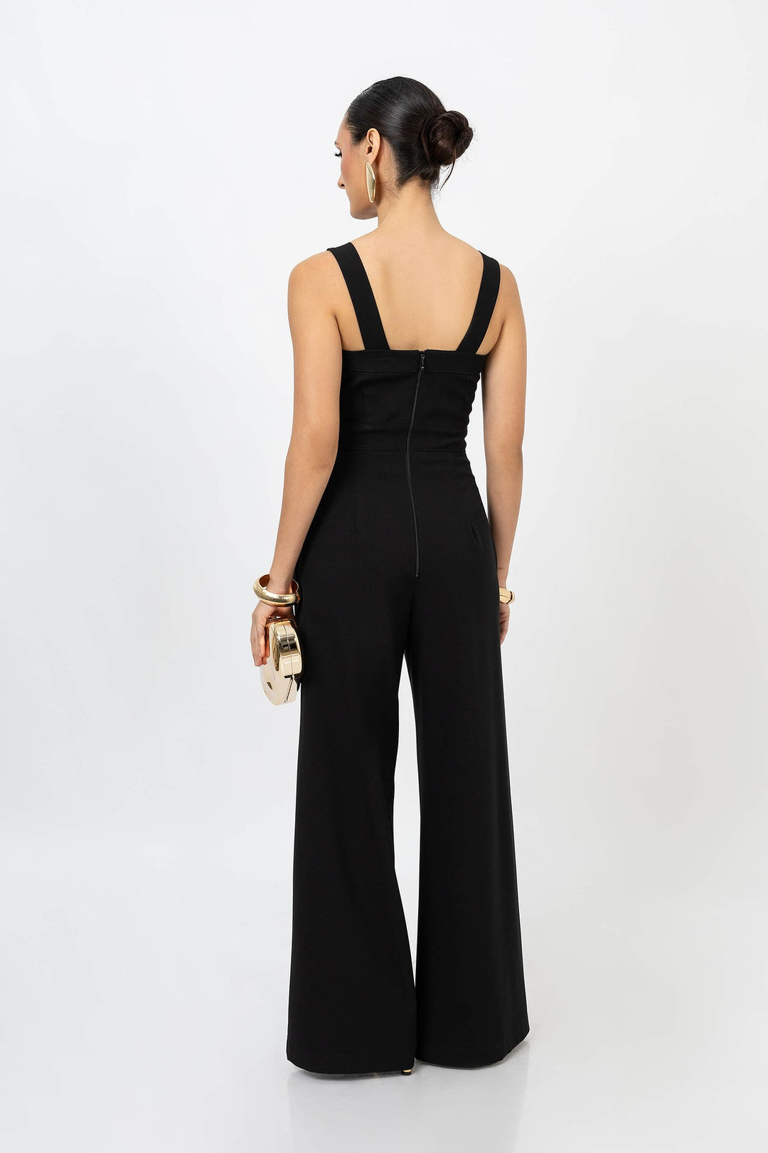 Jumpsuit elegante con tirantes anchos y hebilla