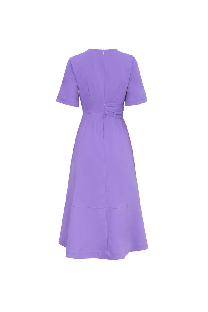 Vestido midi con hebilla elegante