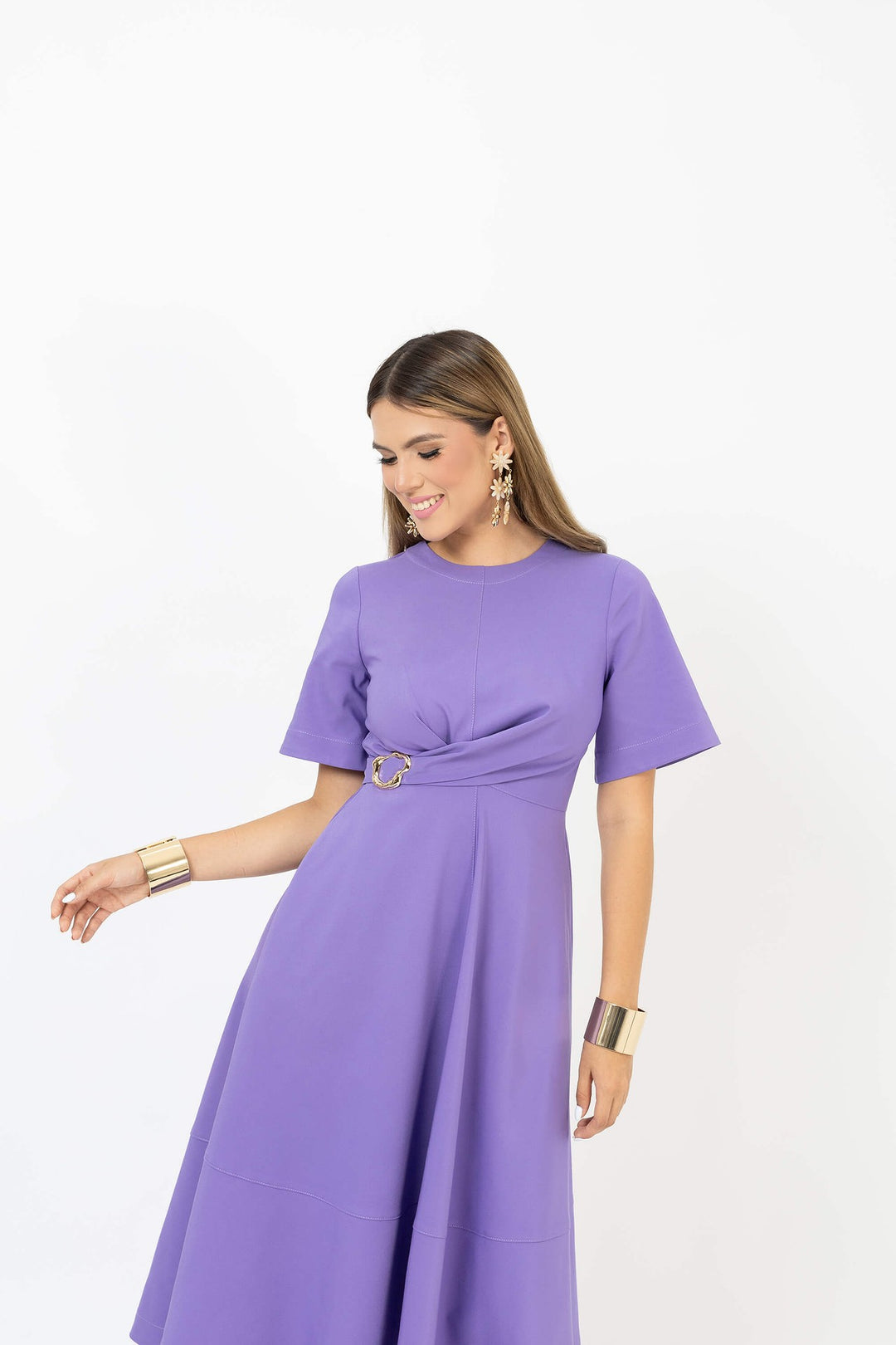 Vestido midi con hebilla elegante