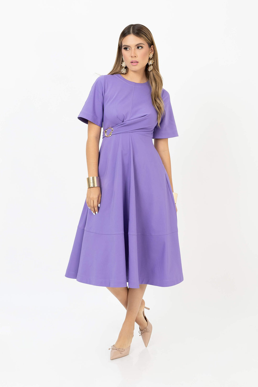 Vestido midi con hebilla elegante